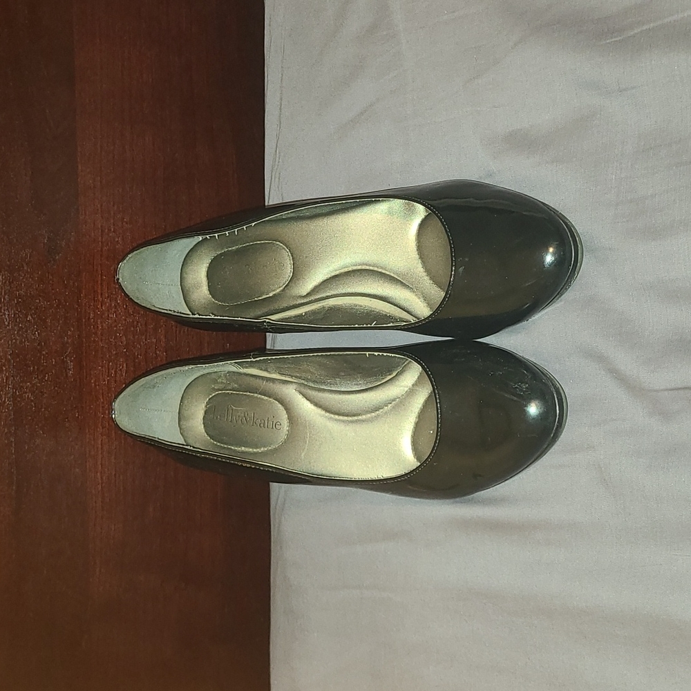 9 Kelly and Katie black pumps